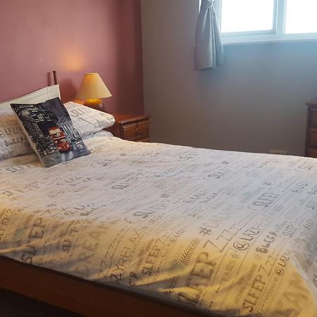 Stayinwoking At 30 Woodlands Horsell Eksteriør billede