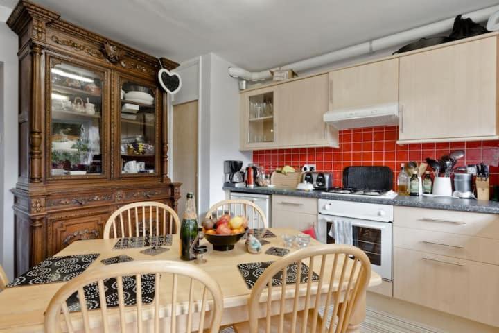 Stayinwoking At 30 Woodlands Horsell Eksteriør billede