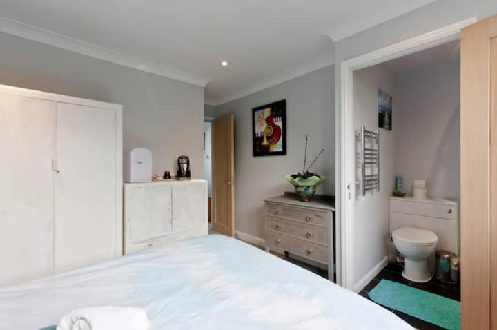 Stayinwoking At 30 Woodlands Horsell Eksteriør billede