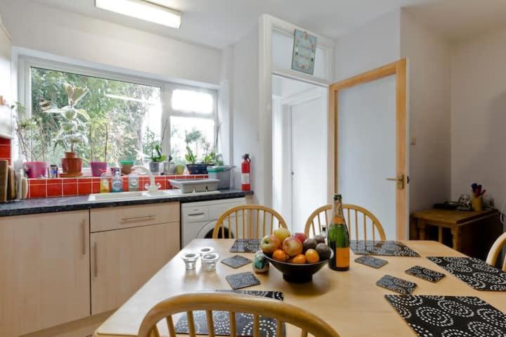 Stayinwoking At 30 Woodlands Horsell Eksteriør billede