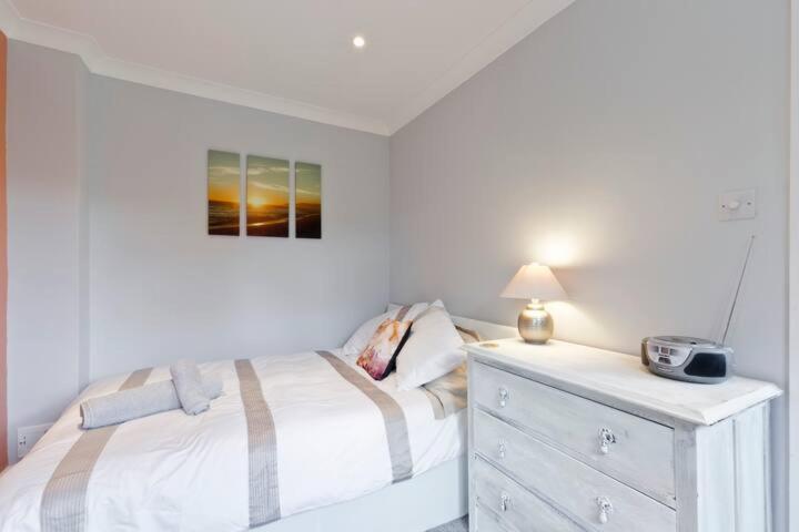 Stayinwoking At 30 Woodlands Horsell Eksteriør billede