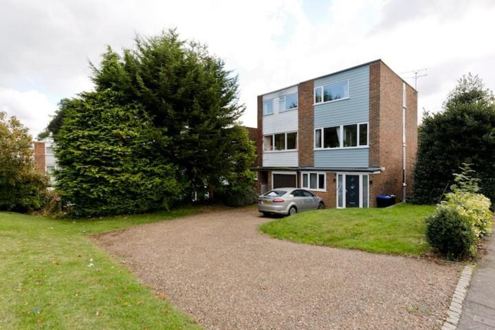 Stayinwoking At 30 Woodlands Horsell Eksteriør billede