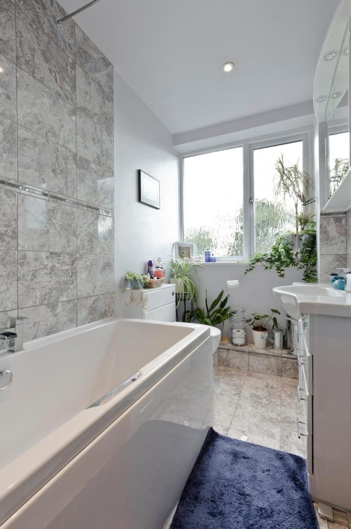 Stayinwoking At 30 Woodlands Horsell Eksteriør billede
