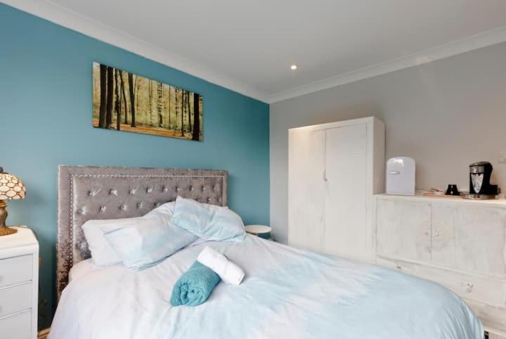 Stayinwoking At 30 Woodlands Horsell Eksteriør billede