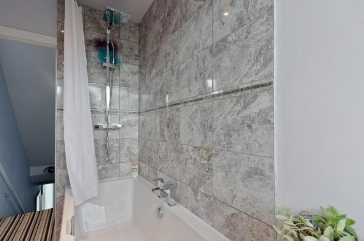 Stayinwoking At 30 Woodlands Horsell Eksteriør billede