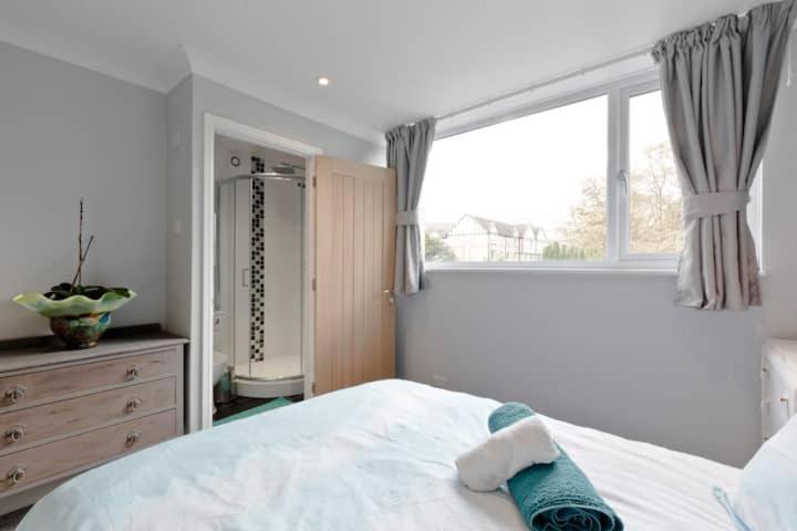 Stayinwoking At 30 Woodlands Horsell Eksteriør billede