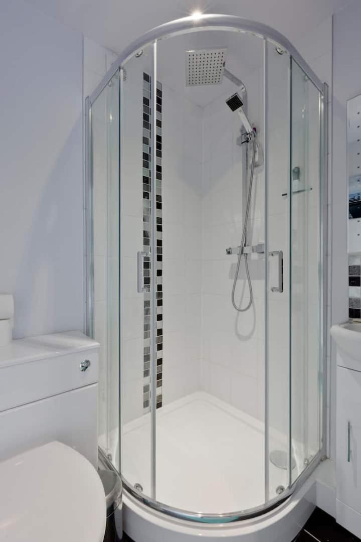 Stayinwoking At 30 Woodlands Horsell Eksteriør billede