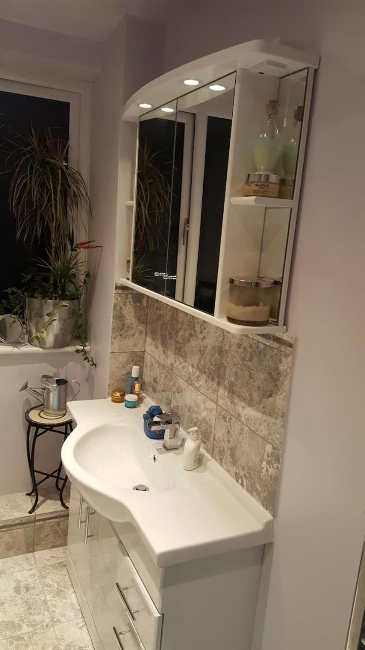 Stayinwoking At 30 Woodlands Horsell Eksteriør billede