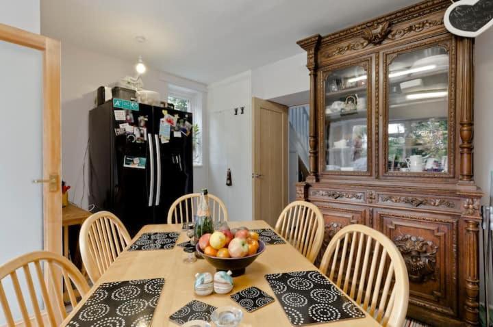Stayinwoking At 30 Woodlands Horsell Eksteriør billede