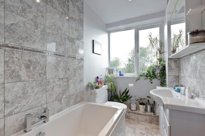 Stayinwoking At 30 Woodlands Horsell Eksteriør billede