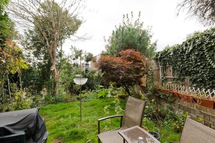 Stayinwoking At 30 Woodlands Horsell Eksteriør billede